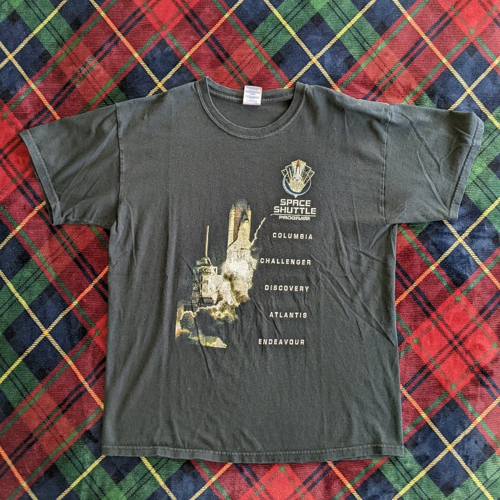 Gildan vintage Men's black NASA Space Shuttle Program Tee - L